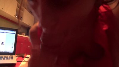 Bocah sekolah nyedot kontol adhine nalika ora ana wong ing omah